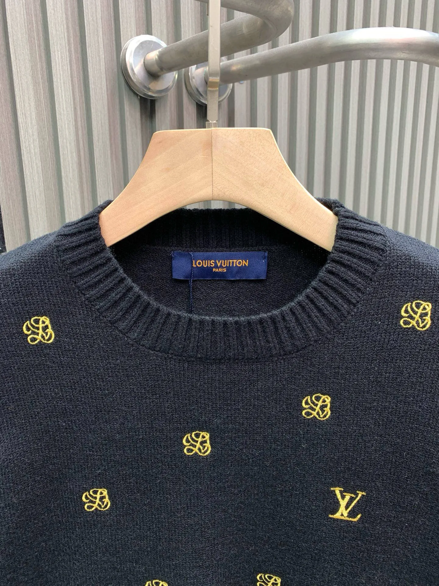 🅿️460 🀄️ Louis Vuitton 1*v25 new autumn and winter full-flower printed embroidered knitted pullover made of 50% sheep 🐏 velvet material, so it has natural softness and comfort, and also has good hygroscopicity and breathability. Matte needle-embroidered full-flower logo. The contrasting matte embroidery thread material is used for the version to best restore the same effect as the original version. The embroidery is very fine and dense. By controlling the direction and tightness of the embroidery thread, the embroidery thread forms exquisite embroidery on the embroidery cloth. Combined with encryption processing to increase the three-dimensional effect. Use water and detergent for cleaning during the general washing process. Make the clothes softer and cleaner through gentle scrubbing and rinsing. Customized buttons. Independently develop the Feidong series of square washing wheat. Three standards are complete.